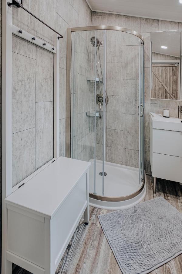 Modern & Cozy Stand-Alone Apartment - Perfect Stay Painted Post Bagian luar foto