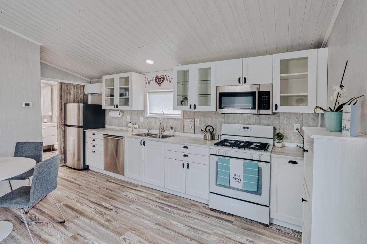 Modern & Cozy Stand-Alone Apartment - Perfect Stay Painted Post Bagian luar foto