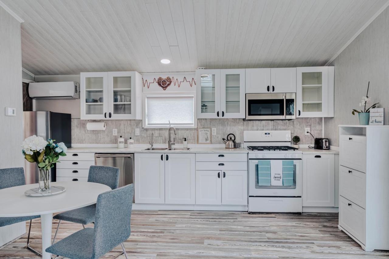 Modern & Cozy Stand-Alone Apartment - Perfect Stay Painted Post Bagian luar foto