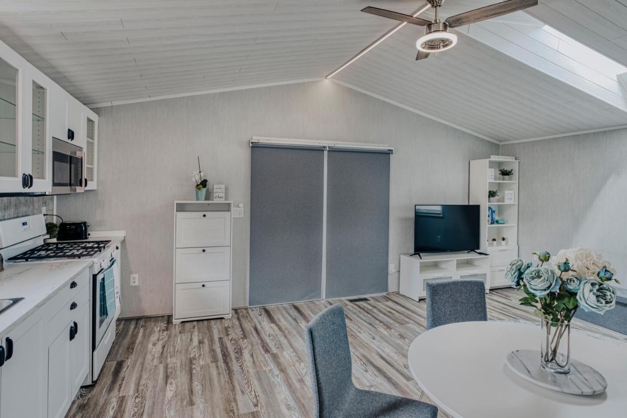 Modern & Cozy Stand-Alone Apartment - Perfect Stay Painted Post Bagian luar foto