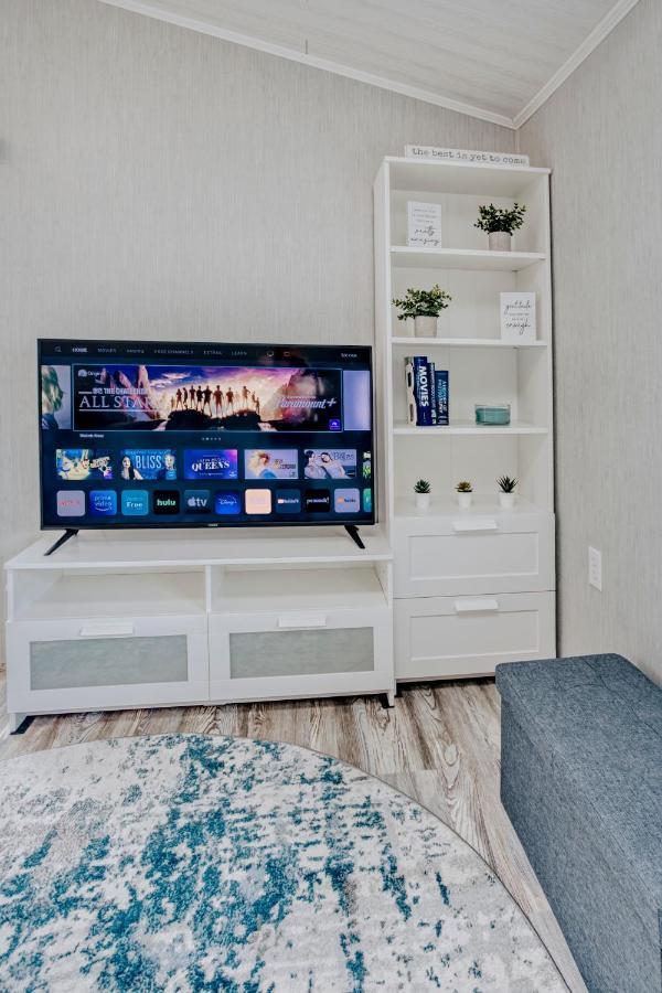 Modern & Cozy Stand-Alone Apartment - Perfect Stay Painted Post Bagian luar foto