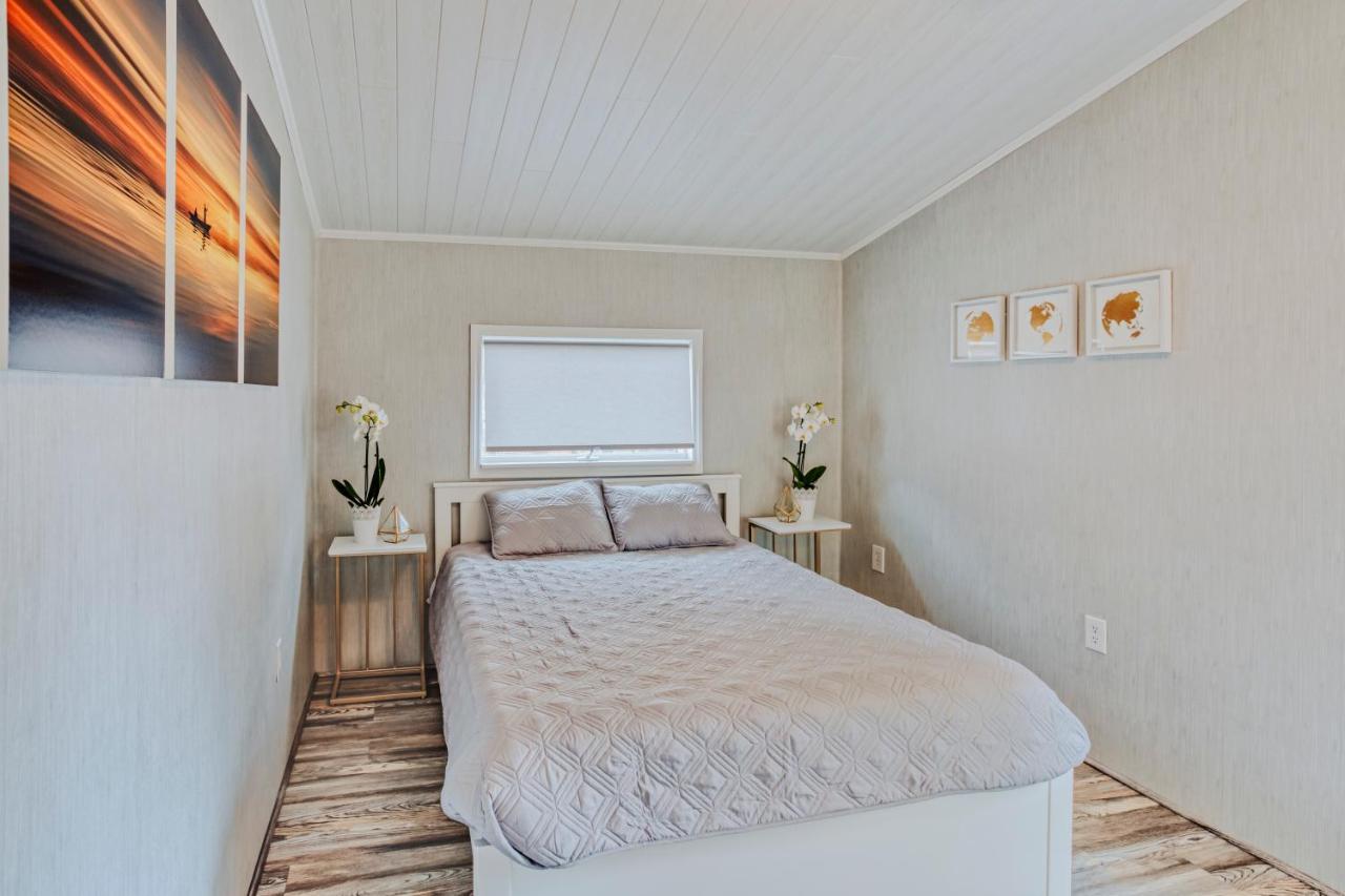 Modern & Cozy Stand-Alone Apartment - Perfect Stay Painted Post Bagian luar foto