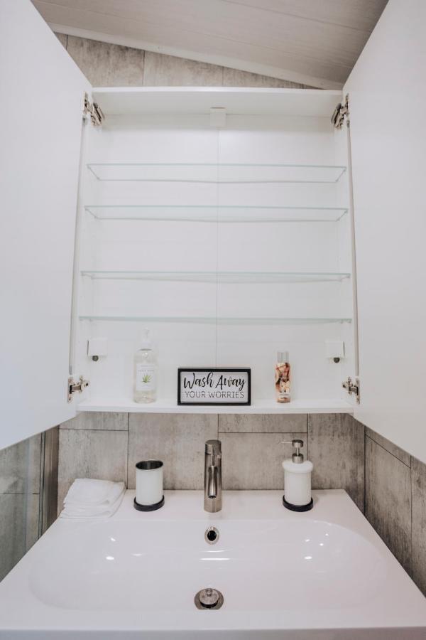 Modern & Cozy Stand-Alone Apartment - Perfect Stay Painted Post Bagian luar foto